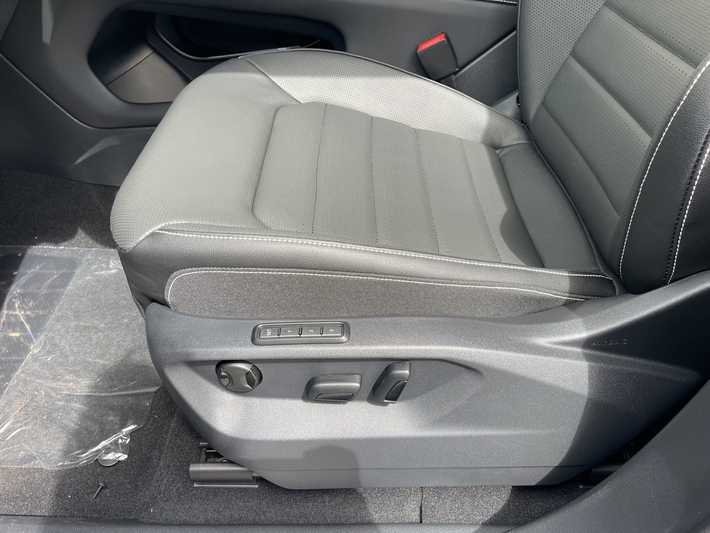 2025 Volkswagen Atlas Cross Sport SEL R-Line photo 17
