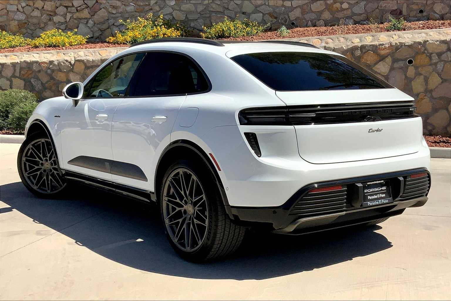 2025 Porsche Macan Electric Turbo photo 2