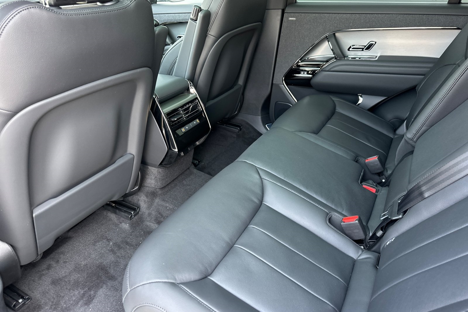 2025 Land Rover Range Rover Sport P360 S photo 11