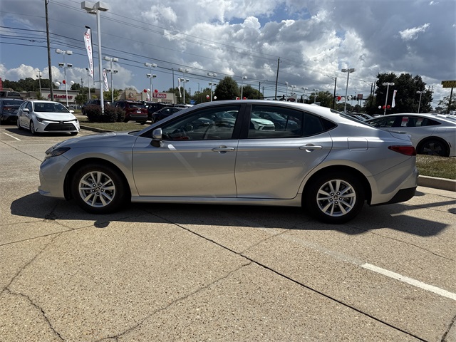 2025 Toyota Camry LE photo 6