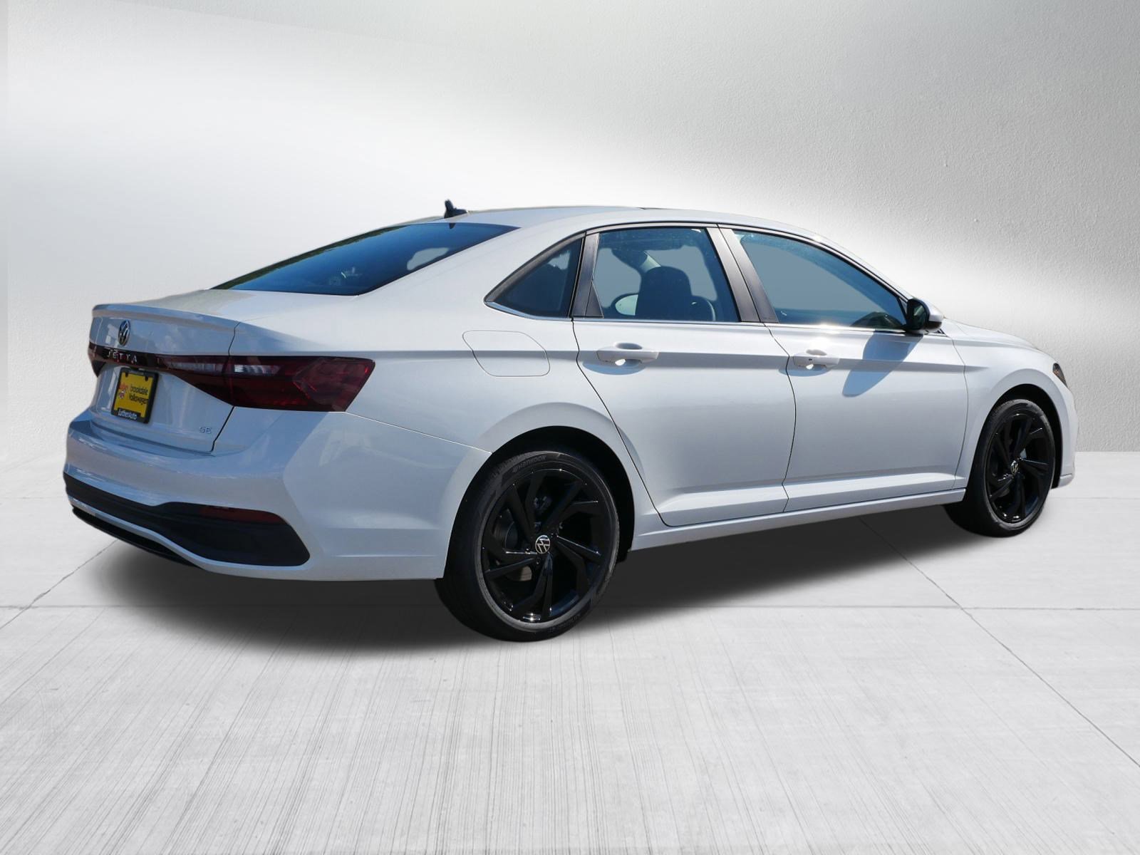2025 Volkswagen Jetta SE photo 3