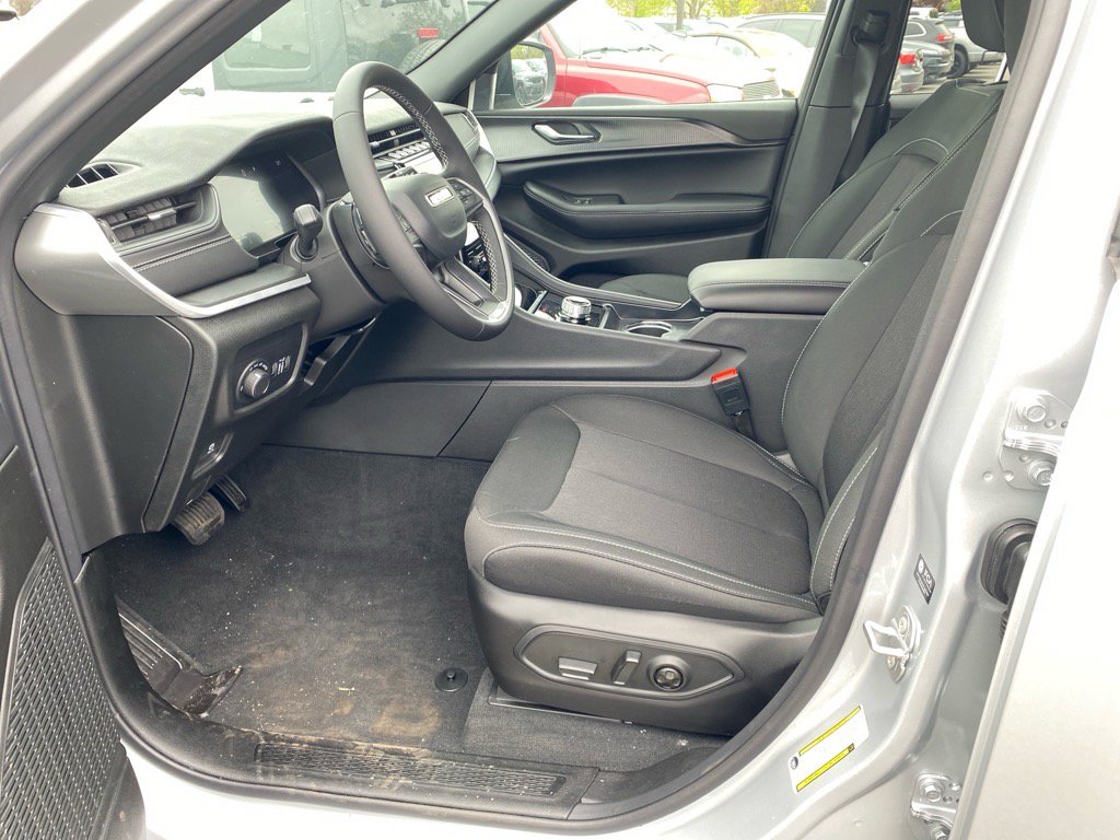 2025 Jeep Grand Cherokee Laredo photo 3