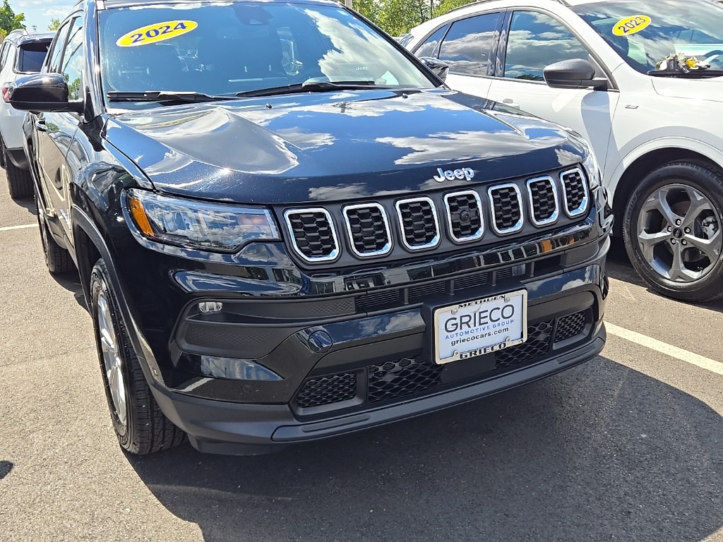2024 Jeep Compass Latitude photo 3