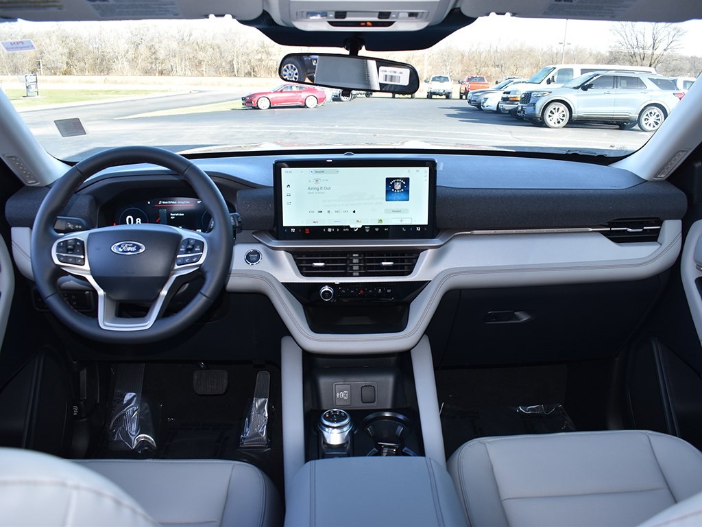 2026 Ford Explorer photo 3