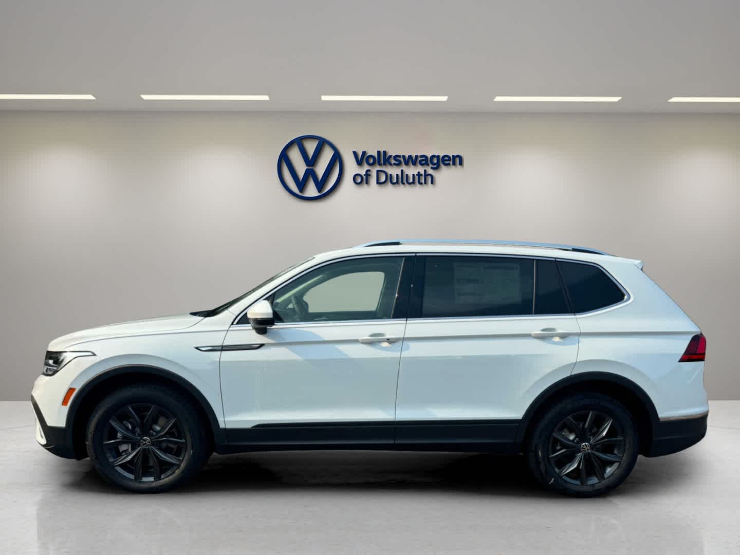 2024 Volkswagen Tiguan SE photo 2