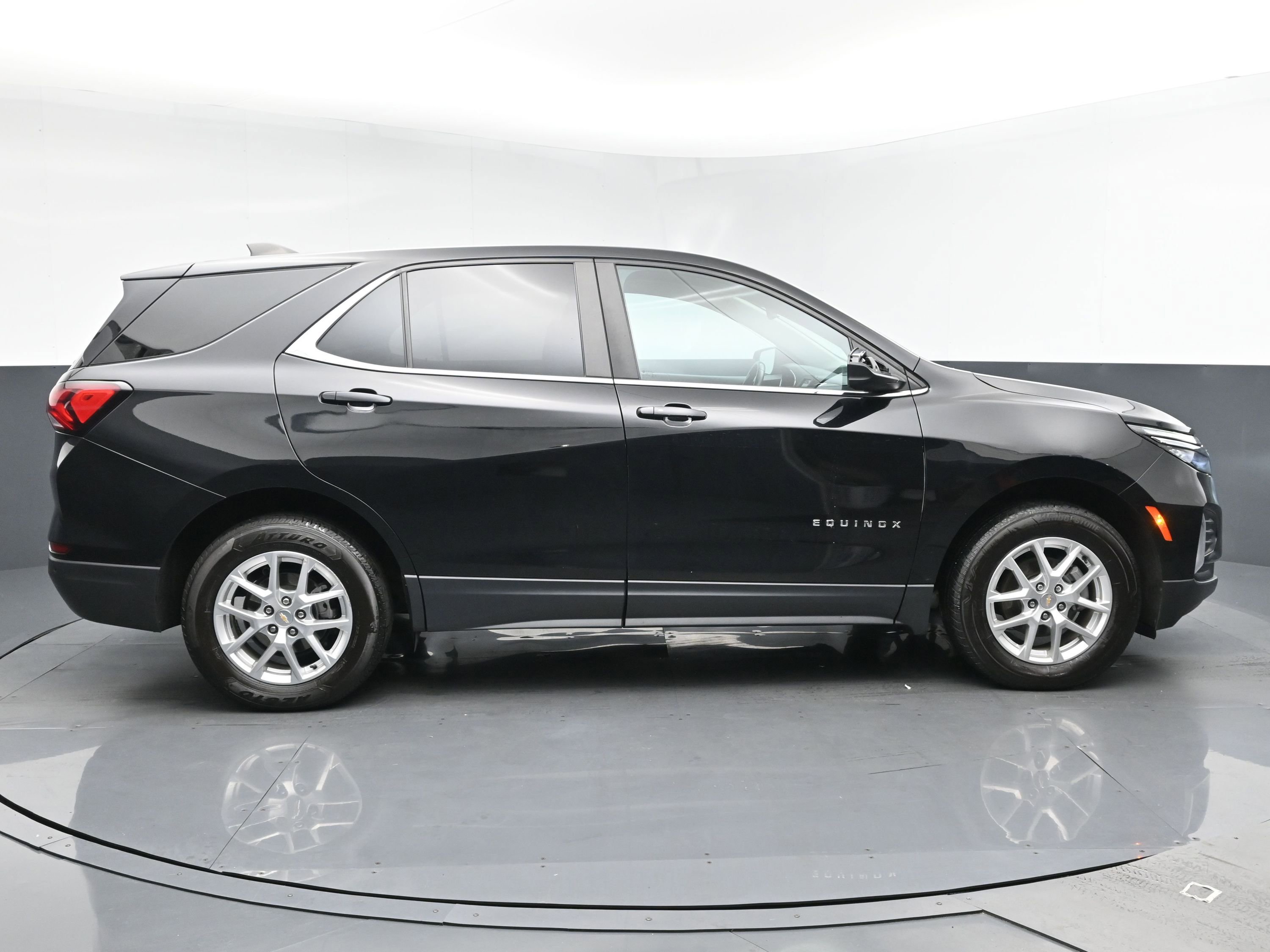2022 Chevrolet Equinox LT photo 2