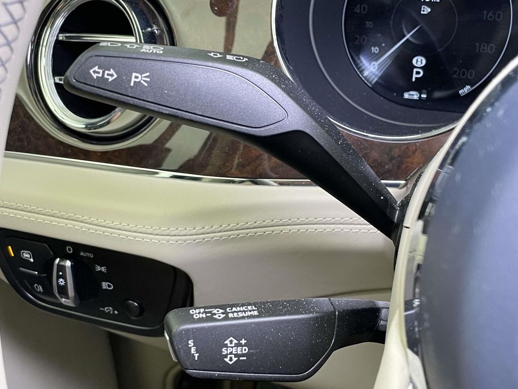 2022 Bentley Bentayga V8 photo 39