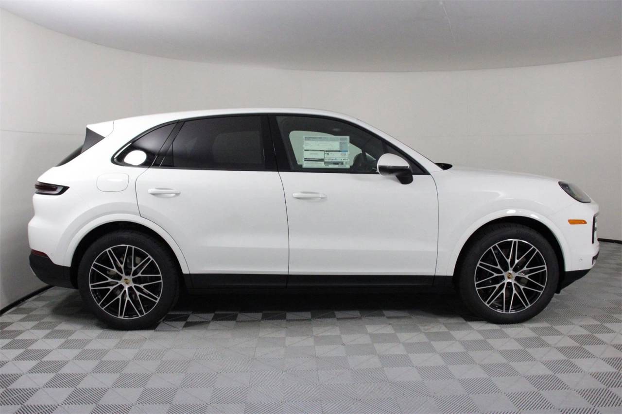 2025 Porsche Cayenne photo 8