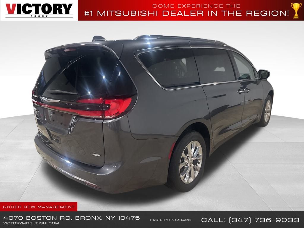 2021 Chrysler Pacifica Touring L photo 2