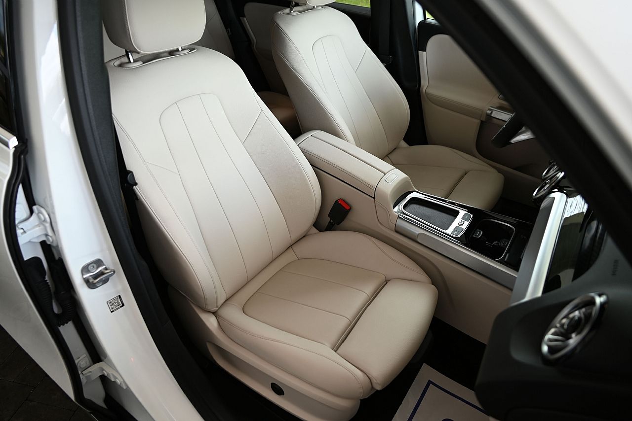 2025 Mercedes Benz GLB 250 4MATIC photo 3