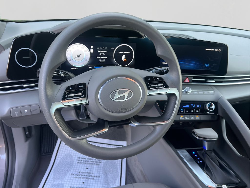 2024 Hyundai Elantra SEL photo 18