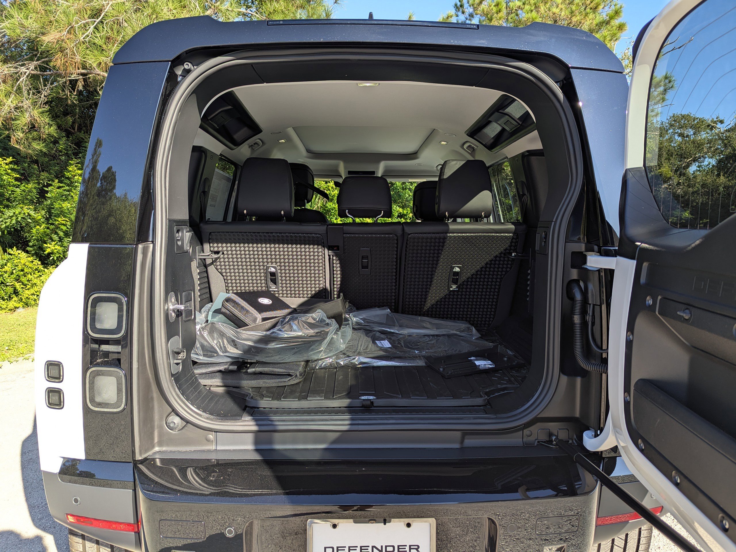 2026 Land Rover Defender 110 S photo 4