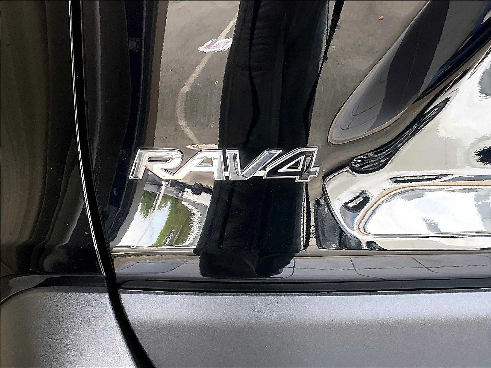 2023 Toyota RAV4 XLE photo 28