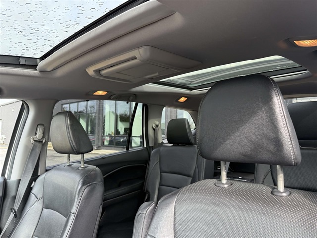 2017 Honda Pilot Elite photo 3