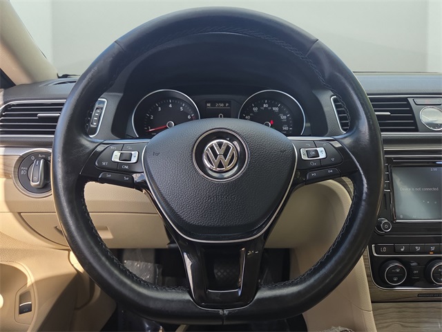2017 Volkswagen Passat SE photo 16