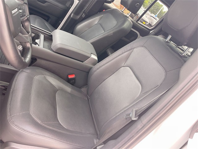 2024 Land Rover Defender 130 X-Dynamic SE photo 3