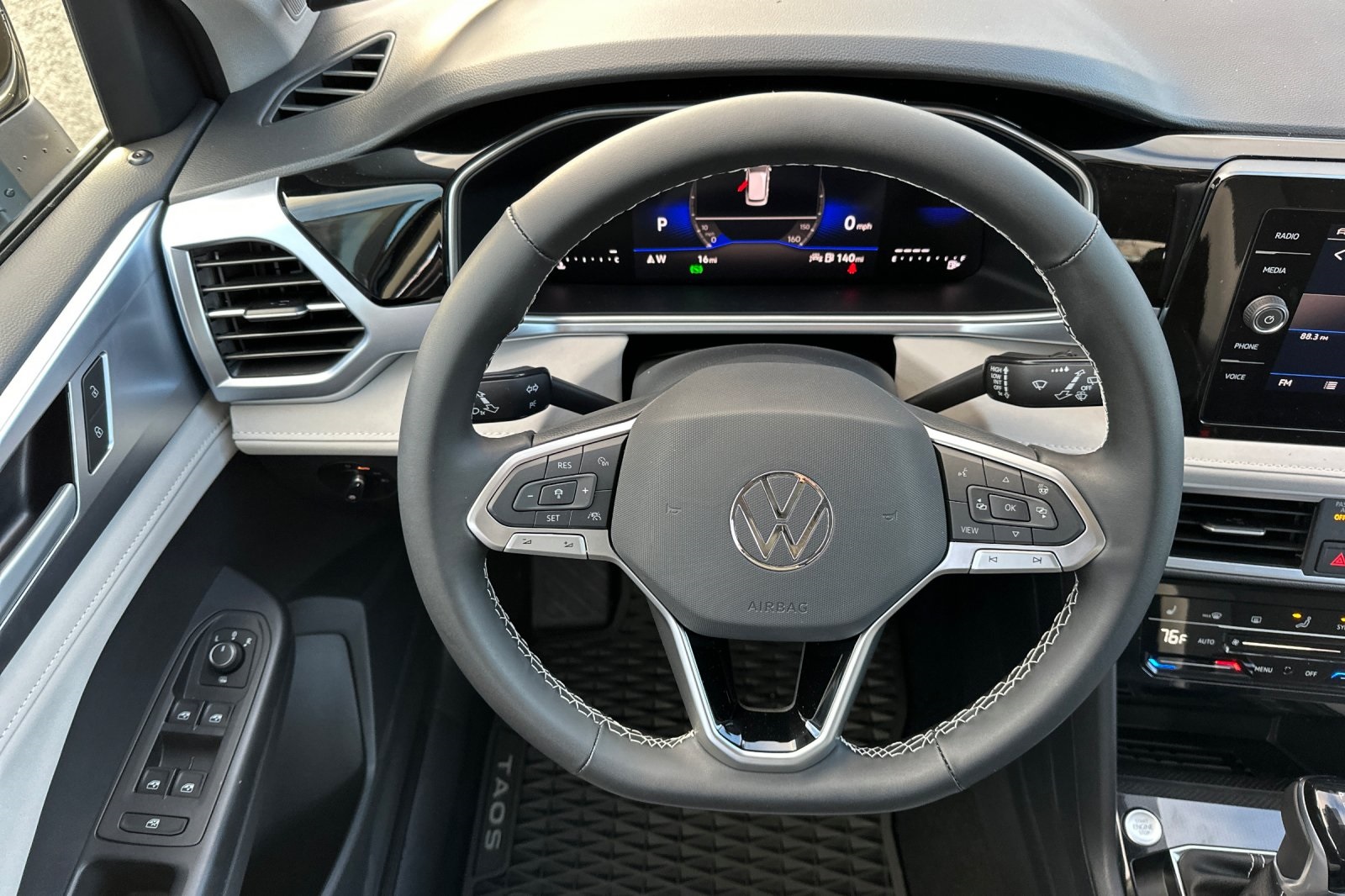 2025 Volkswagen Taos SE photo 13
