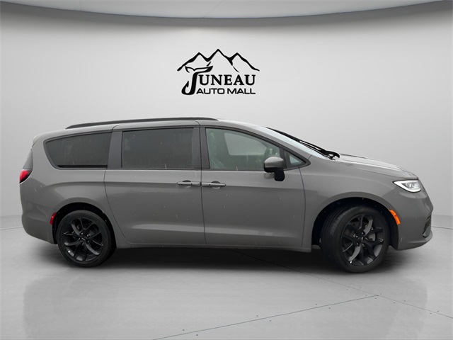 2023 Chrysler Pacifica Touring L photo 2