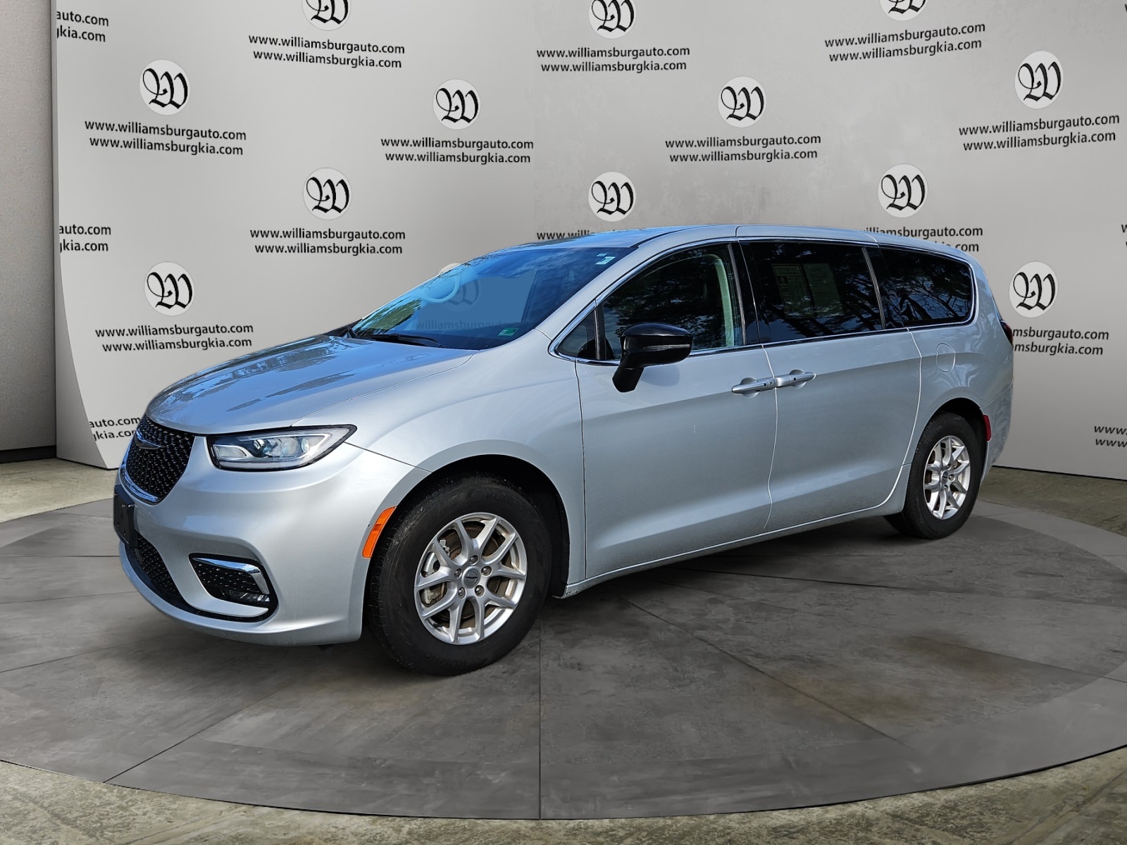 2024 Chrysler Pacifica Touring L's photo