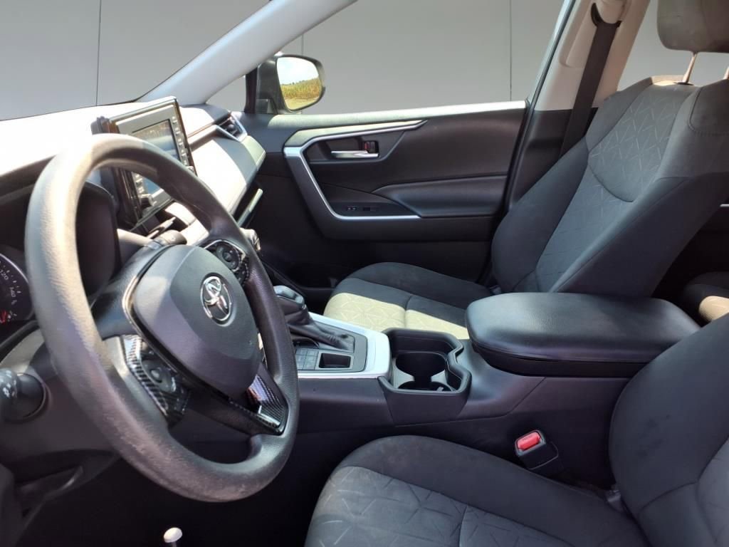 2020 Toyota RAV4 XLE photo 13