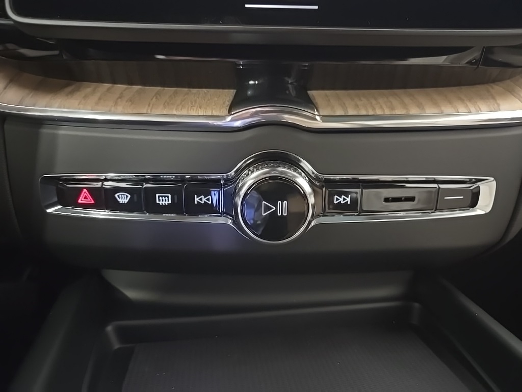 2026 Volvo XC60 B5 Plus photo 16