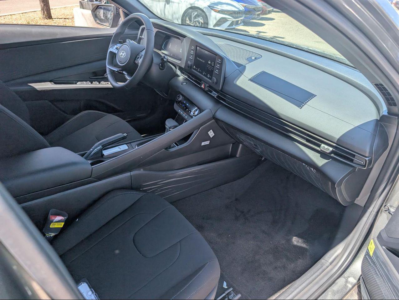 2025 Hyundai Elantra SEL Sport photo 23