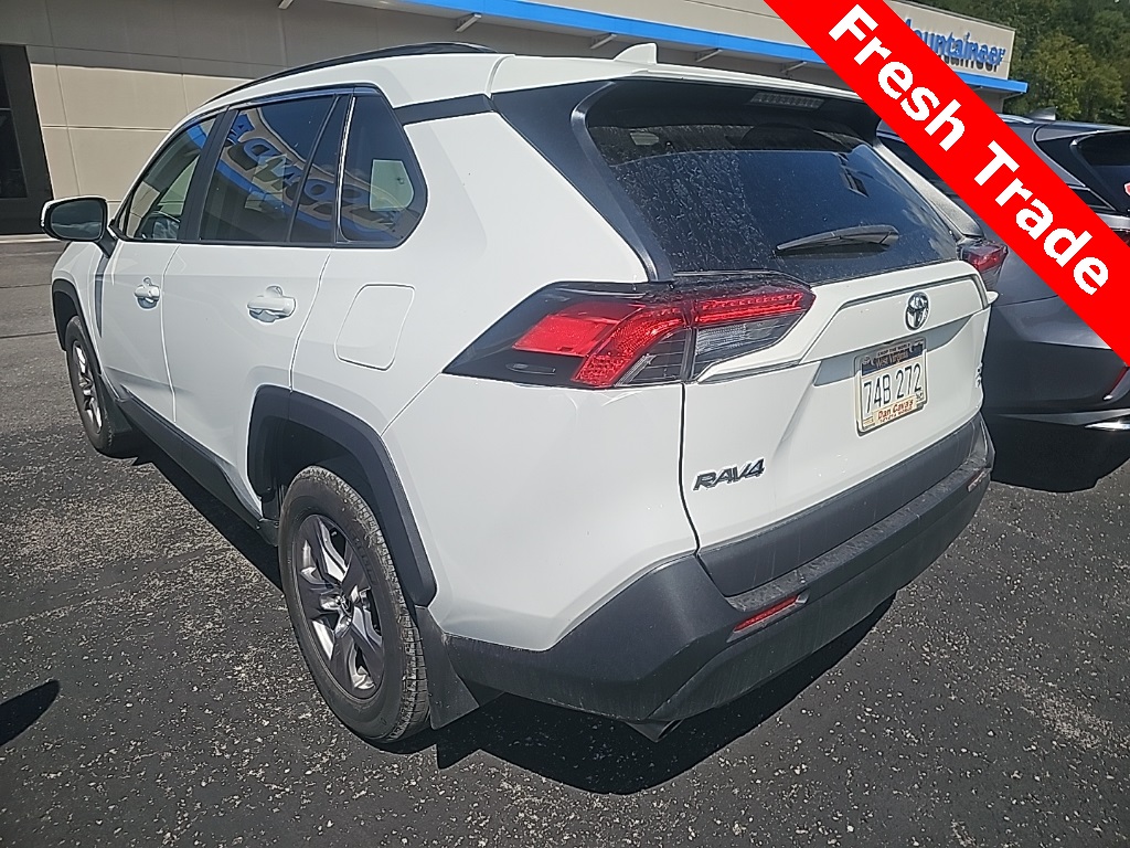 2023 Toyota RAV4 XLE photo 3