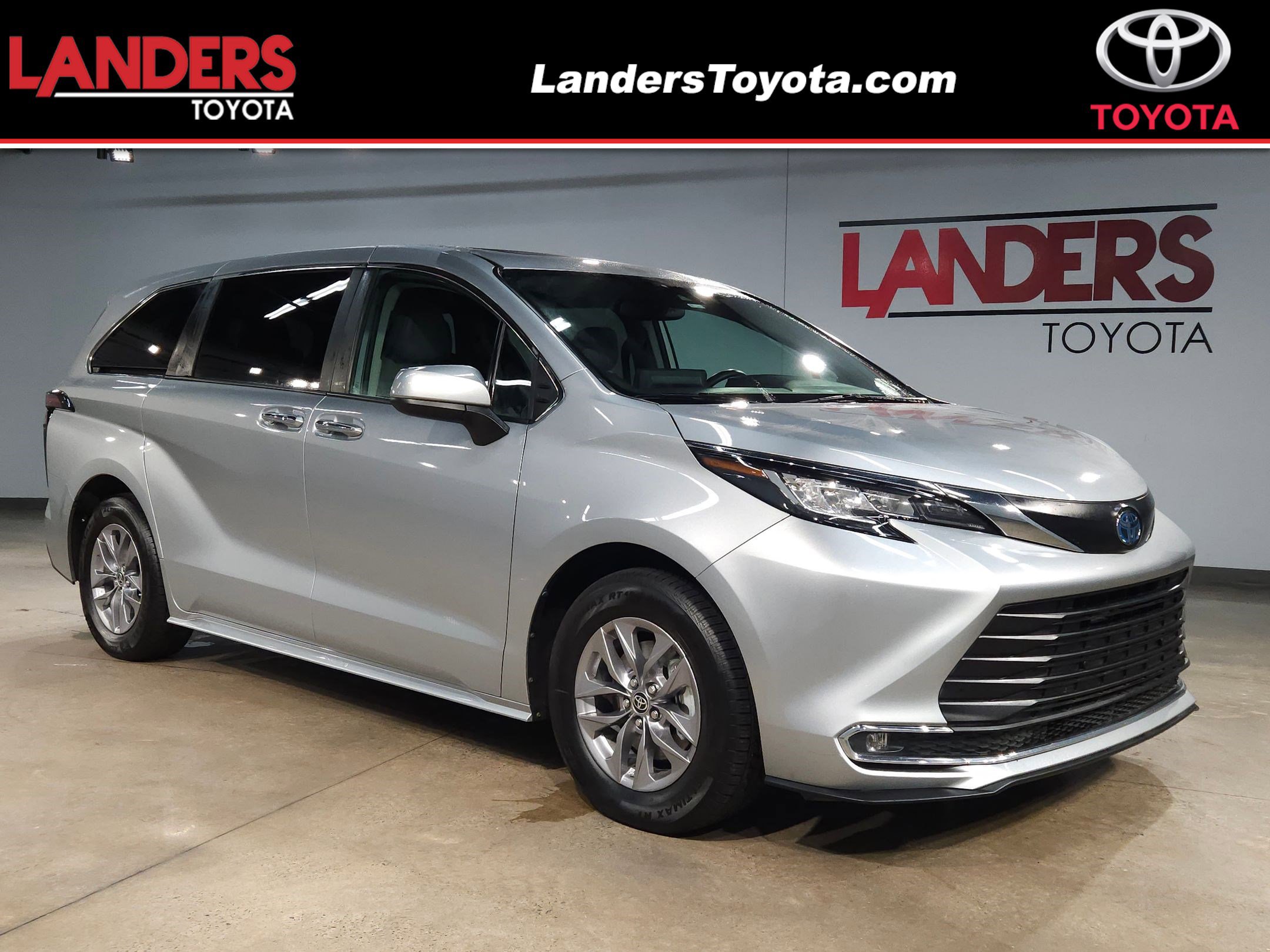 2022 Toyota Sienna XLE's photo