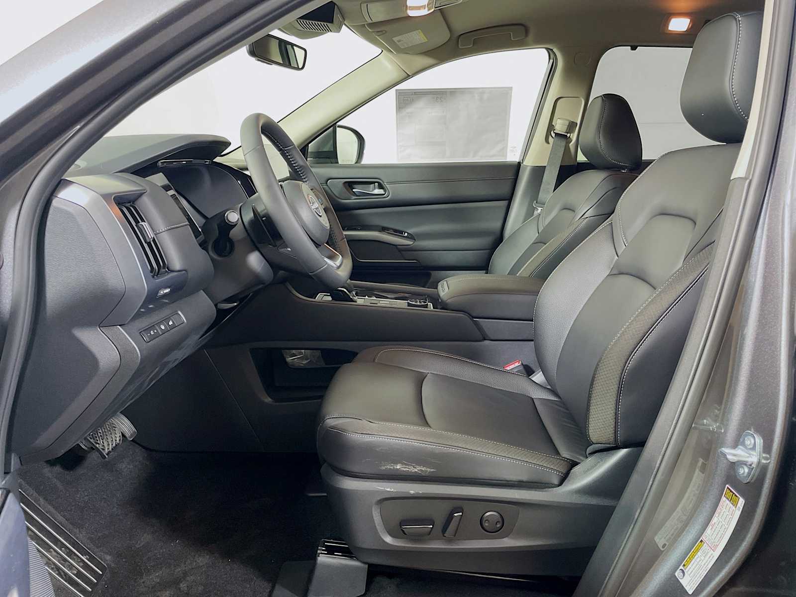 2025 Nissan Pathfinder SL photo 3