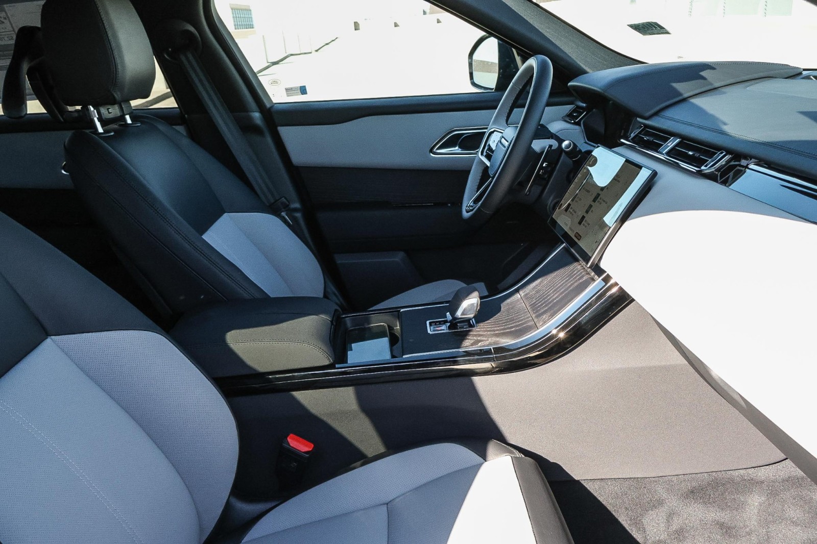 2026 Land Rover Range Rover Velar SE photo 12