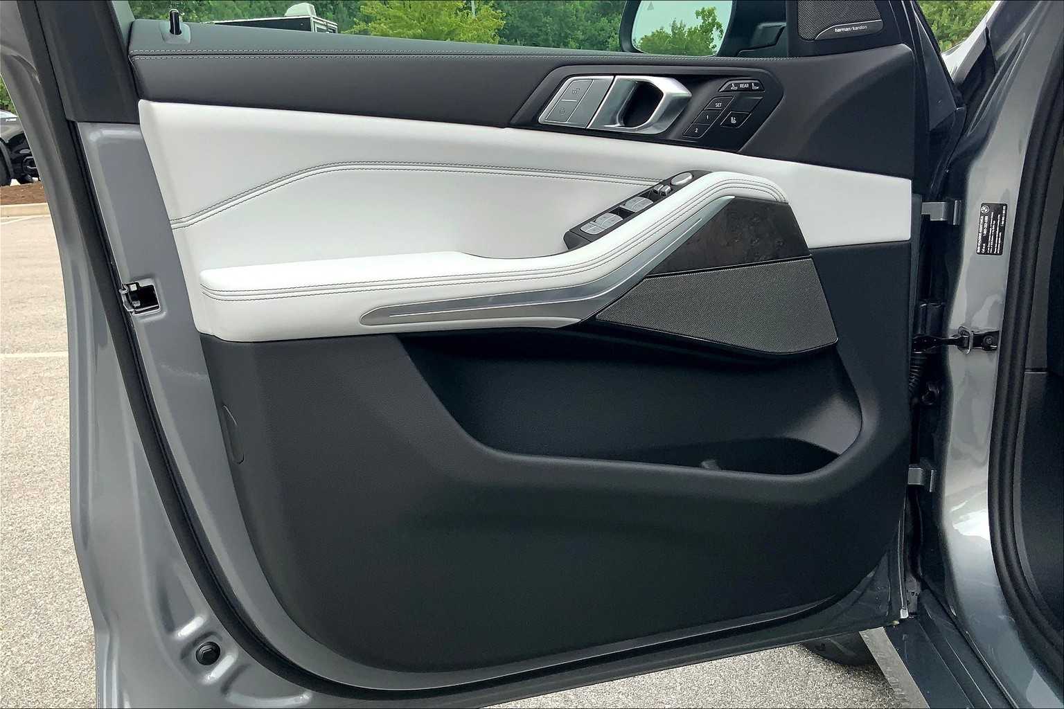 New 2026 Skyscraper Grey Metallic BMW xDrive40i image 10