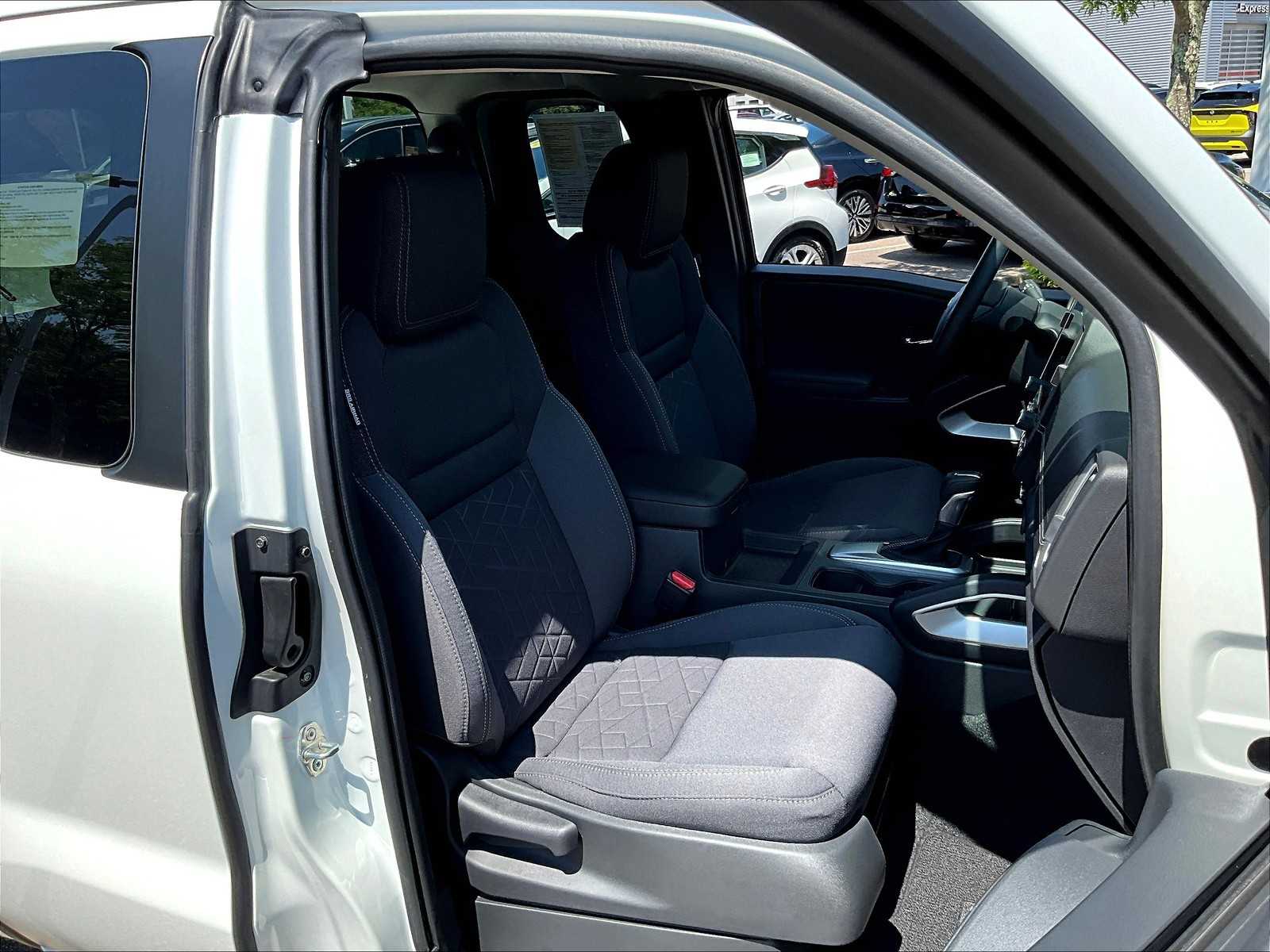 2025 Nissan Frontier SV photo 11