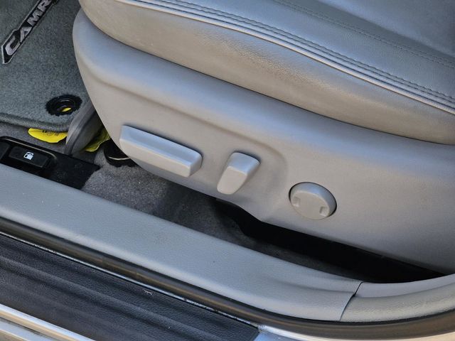 2017 Toyota Camry XLE photo 26