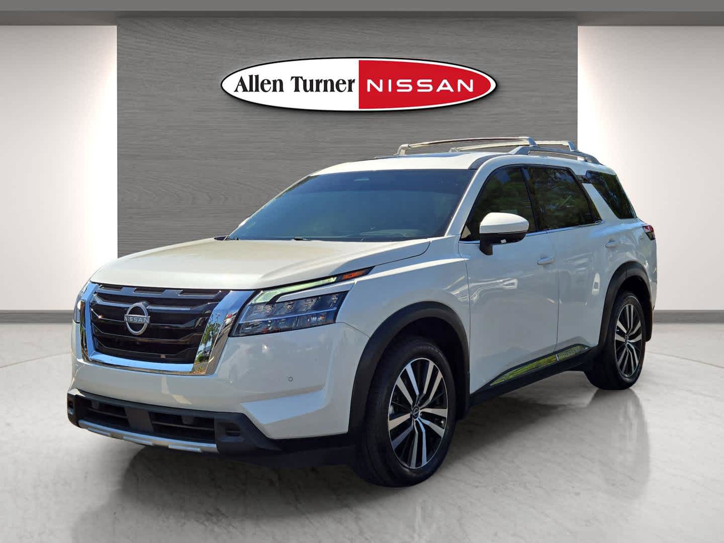 2024 Nissan Pathfinder Platinum photo 3