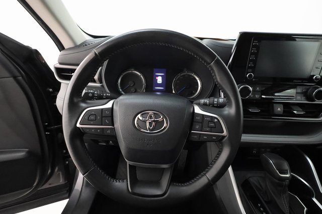 2022 Toyota Highlander LE photo 11