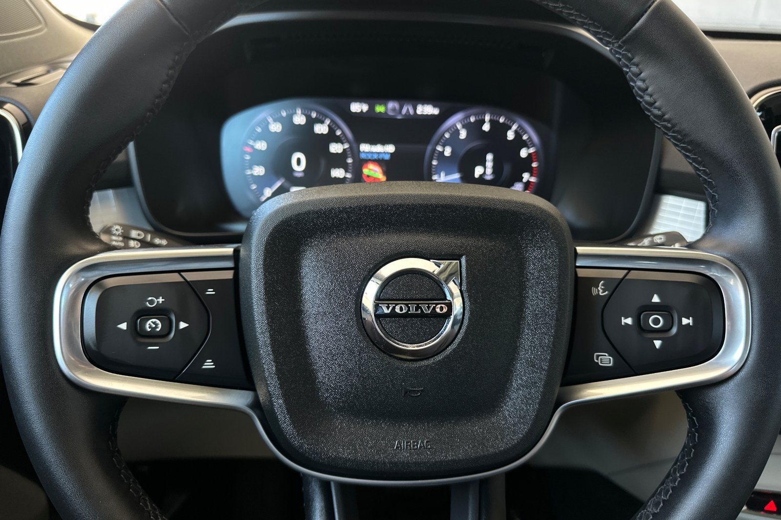 2022 Volvo XC40 Momentum photo 18