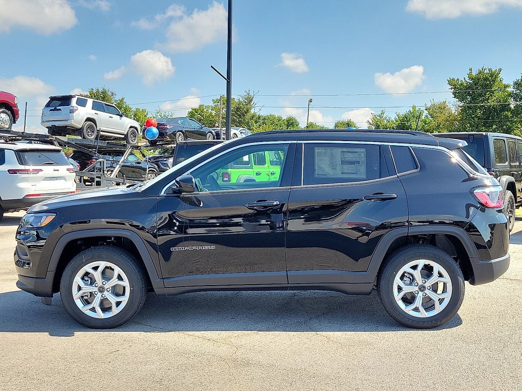 2025 Jeep Compass Latitude photo 3