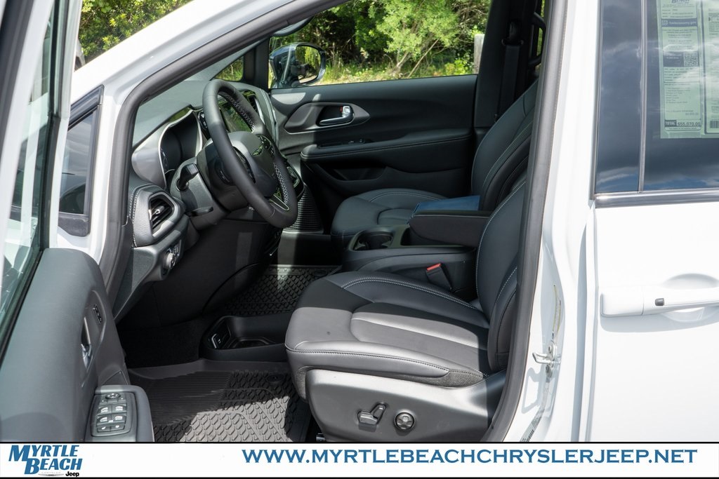 2026 Chrysler Pacifica photo 17