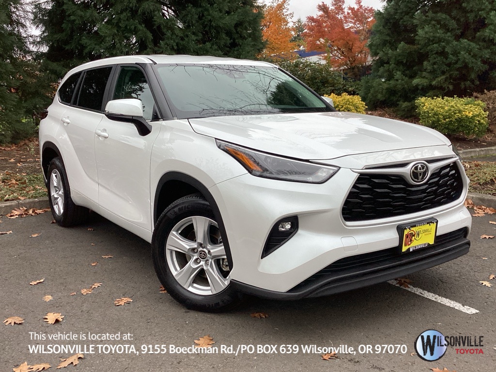 2023 Toyota Highlander LE's photo