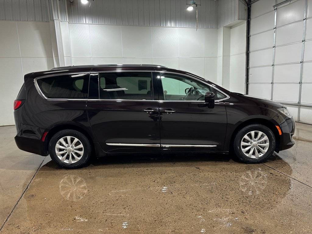 2018 Chrysler Pacifica Touring L photo 2