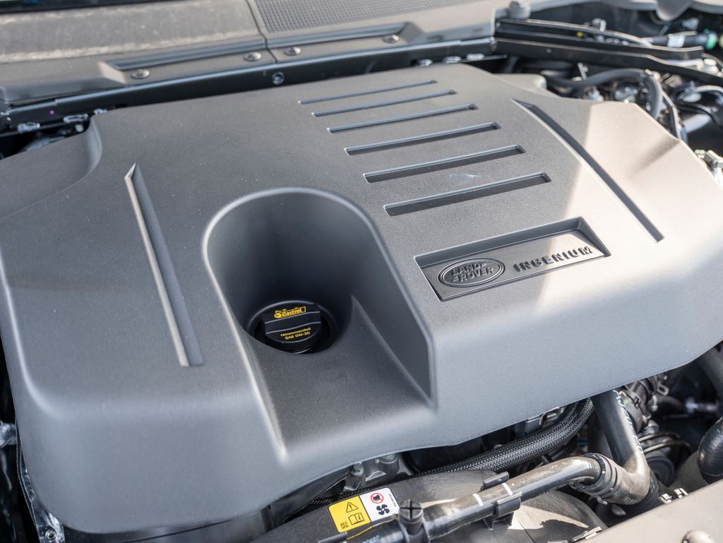 2025 Land Rover Defender 130 X-Dynamic SE photo 24