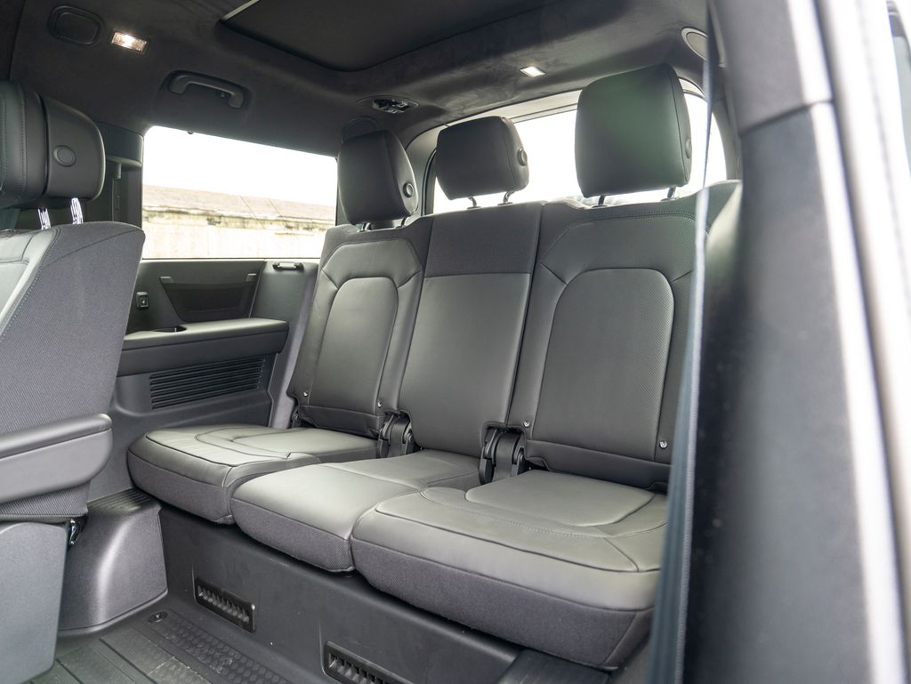 2025 Land Rover Defender 130 V8 photo 22