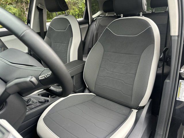 2025 Volkswagen Taos SE photo 3