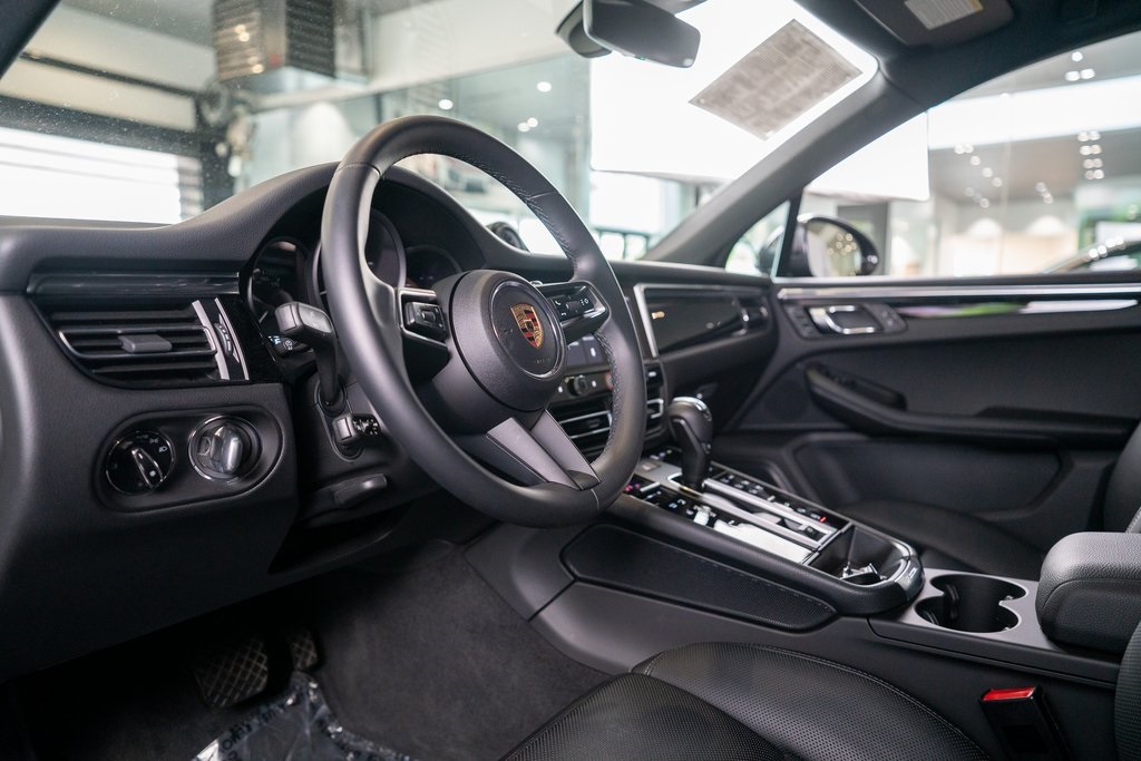 2025 Porsche Macan Base photo 4