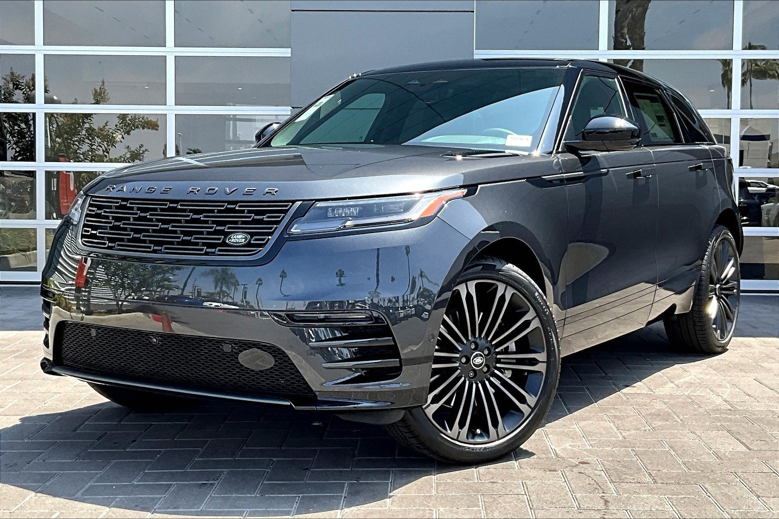 2026 Land Rover Range Rover Velar Dynamic SE's photo