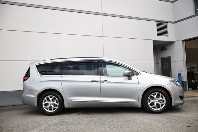 2019 Chrysler Pacifica Touring Plus photo 3