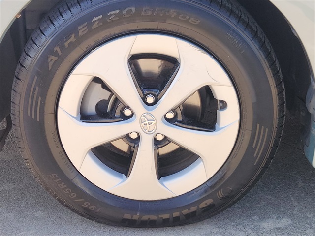2015 Toyota Prius Four photo 10