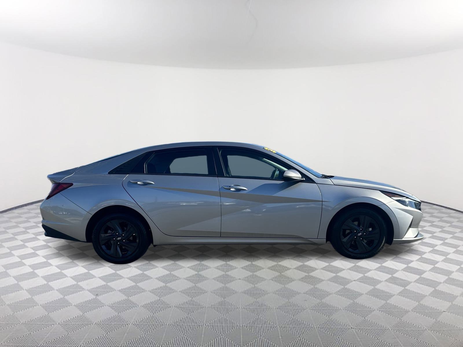 2023 Hyundai Elantra SEL photo 4