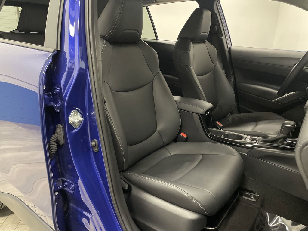 2023 Toyota Corolla Cross XLE photo 28