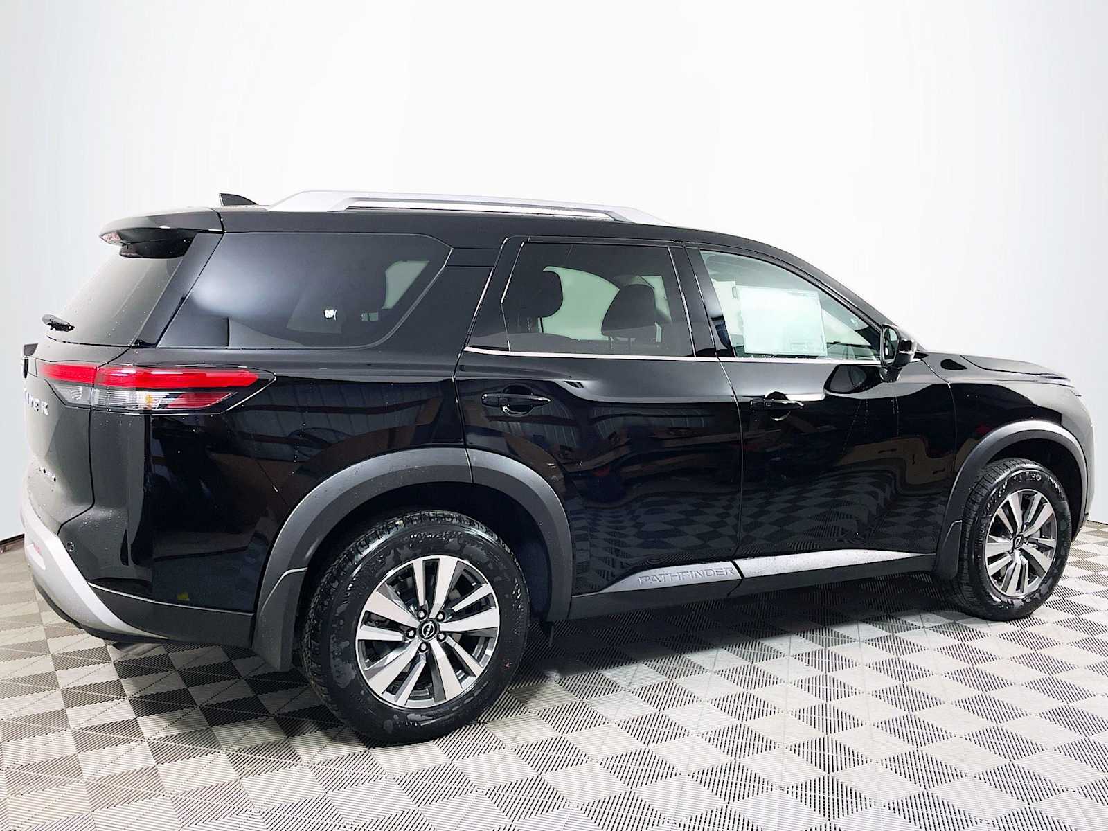 2025 Nissan Pathfinder SL photo 2